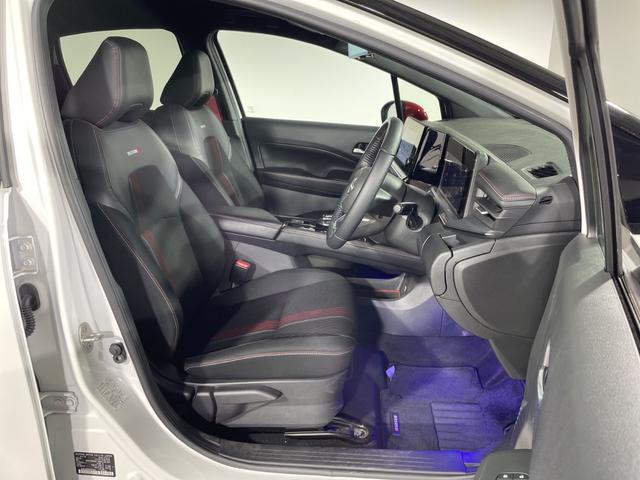 オーラ ニスモ 純正9型ナビ プロパイロット 全方位 インテリジェントルームミラー ハンドル支援 シートヒーター ワイヤレス充電 電動サイドブレーキ オートホールド BSM クリアランスソナー 純正フロアマット(30枚目)