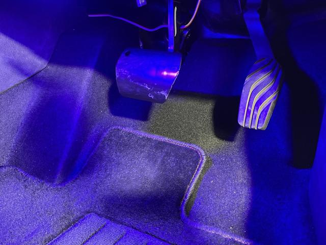 オーラ ニスモ 純正9型ナビ プロパイロット 全方位 インテリジェントルームミラー ハンドル支援 シートヒーター ワイヤレス充電 電動サイドブレーキ オートホールド BSM クリアランスソナー 純正フロアマット(34枚目)