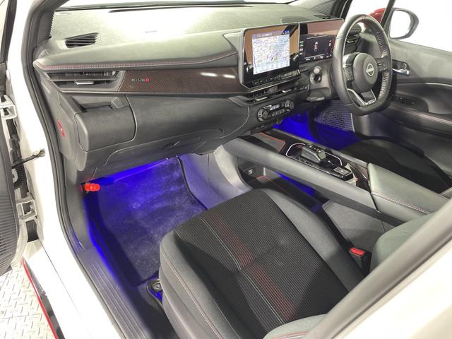 オーラ ニスモ 純正9型ナビ プロパイロット 全方位 インテリジェントルームミラー ハンドル支援 シートヒーター ワイヤレス充電 電動サイドブレーキ オートホールド BSM クリアランスソナー 純正フロアマット(38枚目)