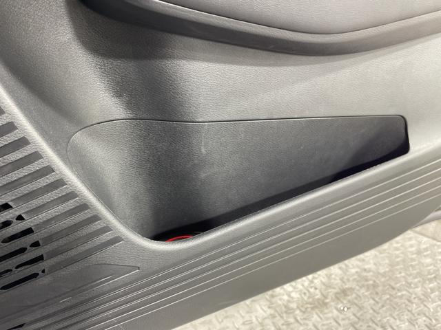 オーラ ニスモ 純正9型ナビ プロパイロット 全方位 インテリジェントルームミラー ハンドル支援 シートヒーター ワイヤレス充電 電動サイドブレーキ オートホールド BSM クリアランスソナー 純正フロアマット(52枚目)