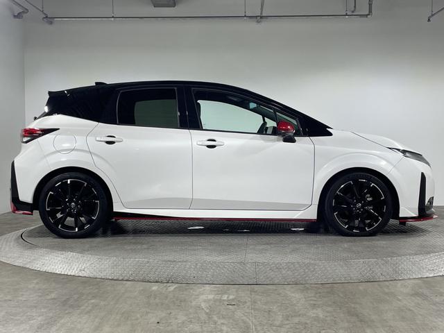 オーラ ニスモ 純正9型ナビ プロパイロット 全方位 インテリジェントルームミラー ハンドル支援 シートヒーター ワイヤレス充電 電動サイドブレーキ オートホールド BSM クリアランスソナー 純正フロアマット(61枚目)