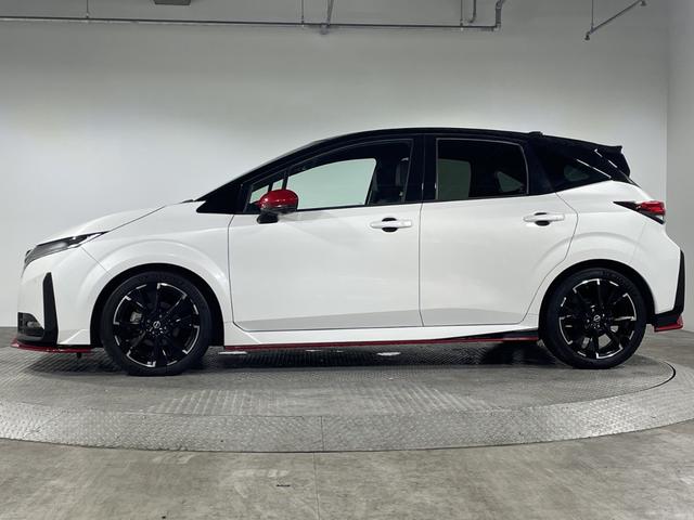 オーラ ニスモ 純正9型ナビ プロパイロット 全方位 インテリジェントルームミラー ハンドル支援 シートヒーター ワイヤレス充電 電動サイドブレーキ オートホールド BSM クリアランスソナー 純正フロアマット(65枚目)