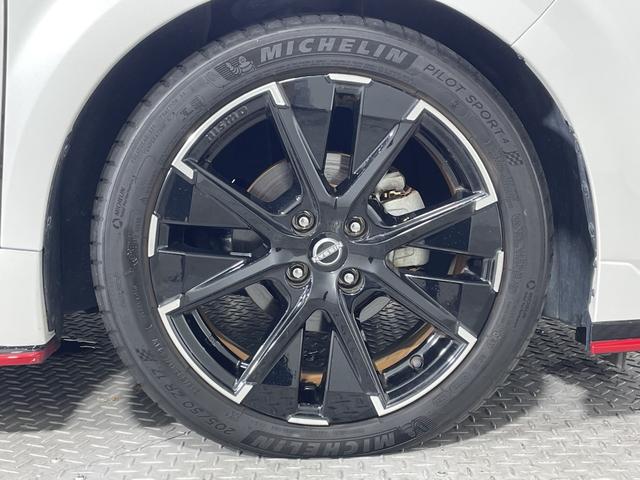 オーラ ニスモ 純正9型ナビ プロパイロット 全方位 インテリジェントルームミラー ハンドル支援 シートヒーター ワイヤレス充電 電動サイドブレーキ オートホールド BSM クリアランスソナー 純正フロアマット(71枚目)