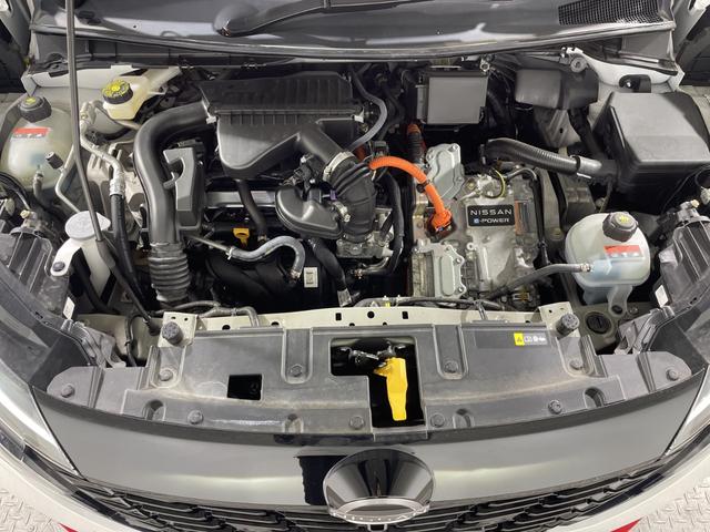 オーラ ニスモ 純正9型ナビ プロパイロット 全方位 インテリジェントルームミラー ハンドル支援 シートヒーター ワイヤレス充電 電動サイドブレーキ オートホールド BSM クリアランスソナー 純正フロアマット(74枚目)