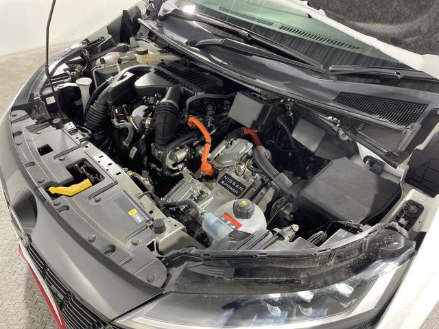 オーラ ニスモ 純正9型ナビ プロパイロット 全方位 インテリジェントルームミラー ハンドル支援 シートヒーター ワイヤレス充電 電動サイドブレーキ オートホールド BSM クリアランスソナー 純正フロアマット(76枚目)