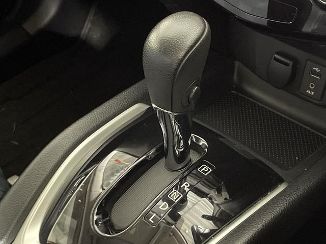 エクストレイル ２０Ｘｔｔ　エマージェンシーブレーキパッケージ　純正ナビ　アラウンドビューＭ　ＡＥＢ　ＬＤＷ　クルコン　ＩＰＡ　ＰＢＤ　ＬＥＤ　革巻ステアリング　前席シートヒーター　インテリキー　プッシュスタート　前後ソナー　ルーフレール　ＥＴＣ　アイドリングＳ（13枚目）