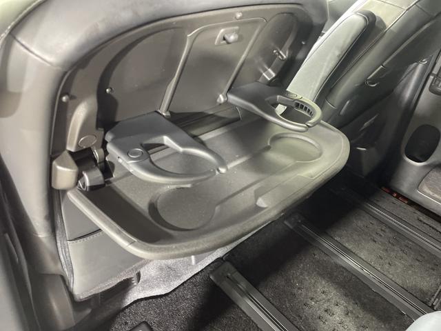 セレナ e-パワー ハイウェイスターV プロパイロット 純正10型ナビ 純正フリップダウンモニター 撥水シート パーキングアシスト スペアキー BSM 両側電動スライドドア 電動サイドブレーキ オートブレーキホールド LED フォグ マット(37枚目)