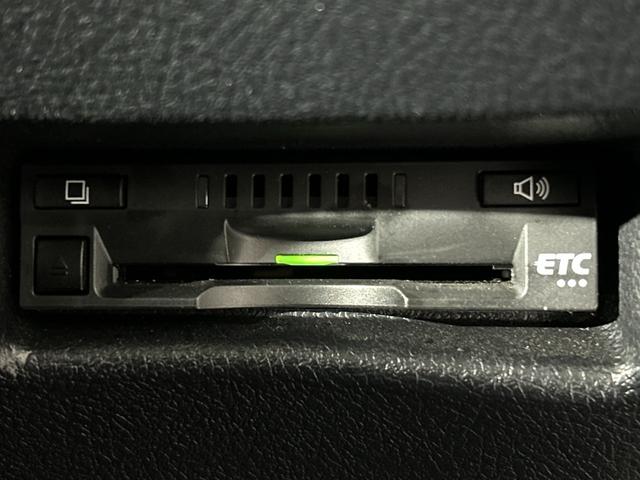 シエンタ Ｇ　クエロ　トヨタセーフティセンス　純正ナビ　パノラミックビューモニター　両側電動スライドドア　ハーフレザーシート　ＥＴＣ　革巻きステアリング　コーナーセンサー　アイドリングストップ機能　ＬＥＤ　フォグ　マット（8枚目）