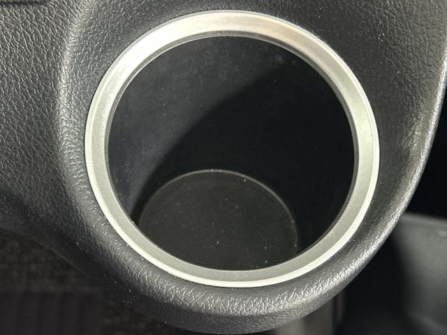 シエンタ Ｇ　クエロ　トヨタセーフティセンス　純正ナビ　パノラミックビューモニター　両側電動スライドドア　ハーフレザーシート　ＥＴＣ　革巻きステアリング　コーナーセンサー　アイドリングストップ機能　ＬＥＤ　フォグ　マット（44枚目）
