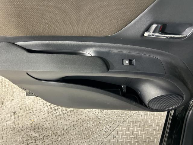 シエンタ Ｇ　クエロ　トヨタセーフティセンス　純正ナビ　パノラミックビューモニター　両側電動スライドドア　ハーフレザーシート　ＥＴＣ　革巻きステアリング　コーナーセンサー　アイドリングストップ機能　ＬＥＤ　フォグ　マット（49枚目）