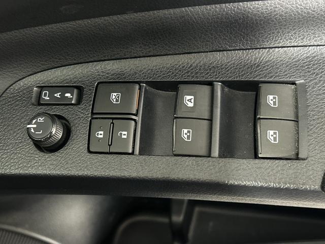 シエンタ Ｇ　クエロ　トヨタセーフティセンス　純正ナビ　パノラミックビューモニター　両側電動スライドドア　ハーフレザーシート　ＥＴＣ　革巻きステアリング　コーナーセンサー　アイドリングストップ機能　ＬＥＤ　フォグ　マット（51枚目）