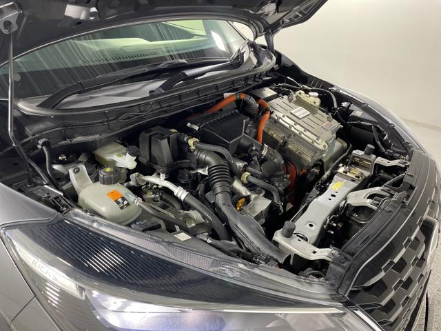 キックス Ｘ　純正９インチナビ　全方位カメラ　プロパイロット　衝突軽減ブレーキ　車線逸脱防止支援　踏み間違い衝突防止アシスト　２トーンカラー　ルーフレール　革巻きステアリング　電動パーキングブレーキ　前後ソナー（78枚目）