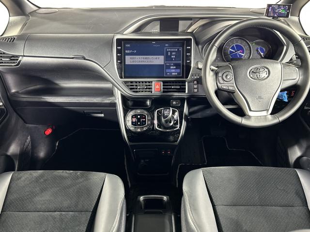 ヴォクシー ハイブリッドZS 煌III トヨタセーフティセンス 純正10型ナビ 純正フリップダウンモニター 両側電動スライドドア ハーフレザーシート シートヒーター ETC ドライブレコーダー コーナーセンサー プッシュスタートボタン(3枚目)