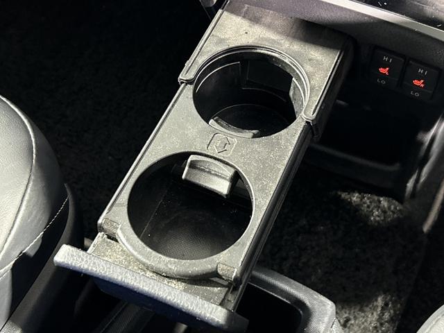 ヴォクシー ハイブリッドZS 煌III トヨタセーフティセンス 純正10型ナビ 純正フリップダウンモニター 両側電動スライドドア ハーフレザーシート シートヒーター ETC ドライブレコーダー コーナーセンサー プッシュスタートボタン(52枚目)