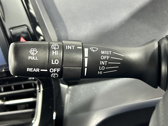 【オートワイパー(AUTO)】雨が降り出した時に、雨滴検出用センサー(レインセンサー)が雨滴を感知すると、自動でワイパーが動作します。