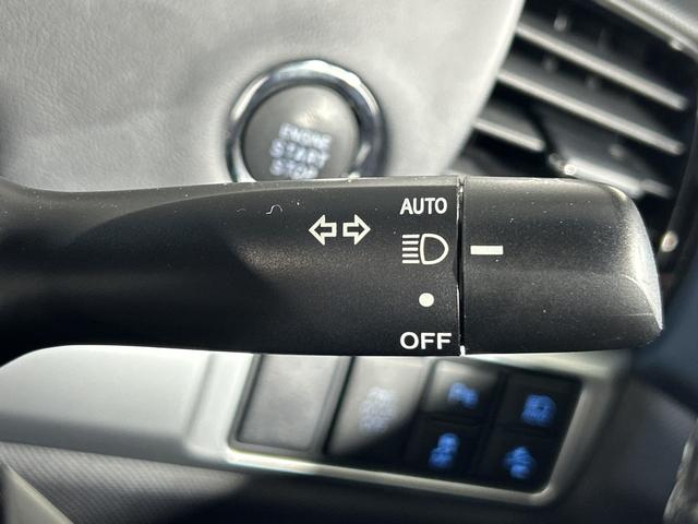 【オートライト(AUTO)】外の明るさをシステムが感知して、自動でヘッドライトが点灯します!ヘッドライトをつけ忘れを防ぐ便利機能です。