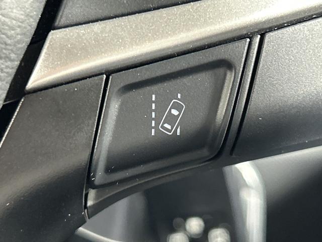 【レーンディパーチャーアラート(LDA)】クルマが車線または走路から逸脱する可能性がある場合に、ブザーまたはハンドルの振動により注意をうながします。機能には限界があるためご注意ください。