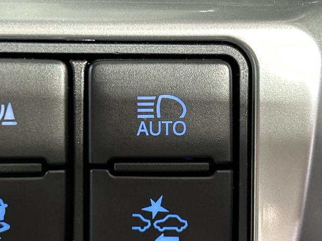 【オートマチックハイビーム(AHB)】フロントウインドウガラス上部に設置された前方カメラにより、前方車両のランプや街路灯などの明るさを判定し、自動的にハイビームとロービームを切り換えてくれます!