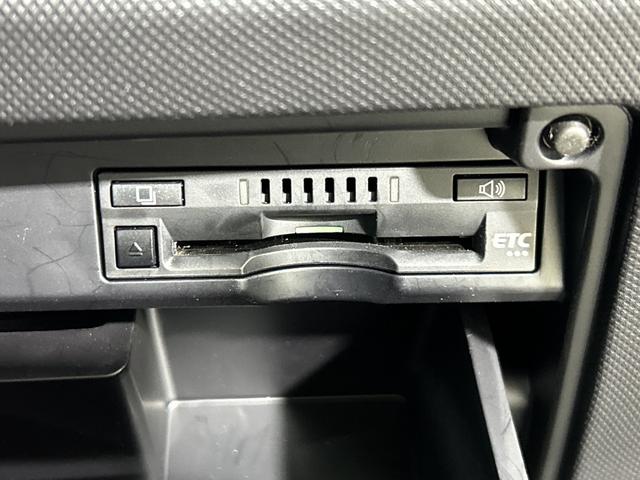 【ETC】有料道路を利用する際に料金所で停止することなく通過できる、ETC車載器(ノンストップ自動料金収受システム機器)が装備されています。セットアップを行うことで利用可能になります。