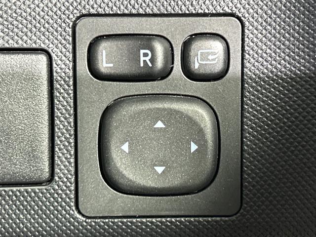 【電動格納ミラー】運転席のスイッチで、ドアミラーの開閉や角度の調整ができます。