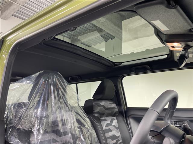 タフト G ダーククロムベンチャー 届出済未使用車 スマアシ ガラスルーフ ルーフレール アイドリングS LEDヘッド/フォグランプ 純正15インチAW 革巻ステアリング 前シートヒーター 電動PB/オートBH スマートキー プッシュS(2枚目)