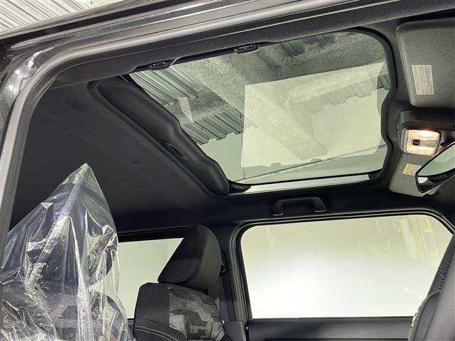 タフト G ダーククロムベンチャー 届出済未使用車 登録時走行8km ガラスルーフ シートヒーター前席 アイドリングストップ スマートアシスト オートハイビーム アダプティブドライビングビーム 電動パーキングブレーキ LEDオートライト(2枚目)