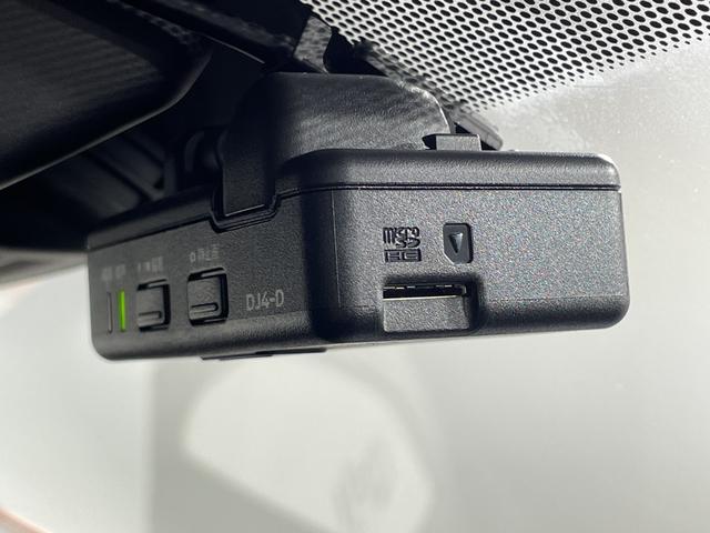 ノート ｅ－パワー　メダリスト　エマージェンシーブレーキ　純正７型ナビ　アラウンドビューモニター　インテリジェントルームミラー　ＥＴＣ　前後ドライブレコーダー　ハーフレザーシート　ソナー　レーダークルーズコントロール　革巻きハンドル（6枚目）