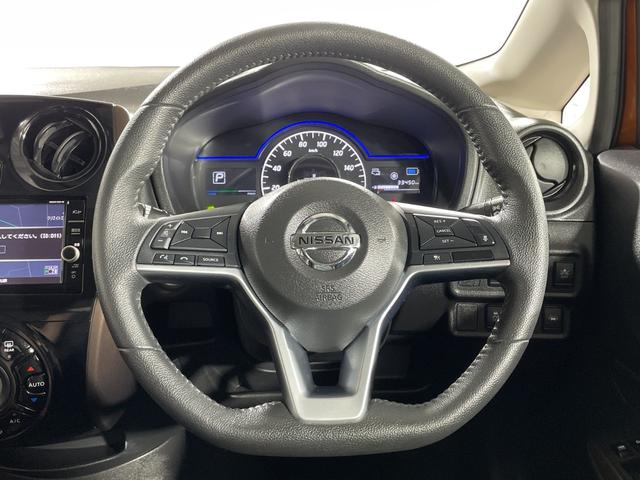 ノート ｅ－パワー　メダリスト　エマージェンシーブレーキ　純正７型ナビ　アラウンドビューモニター　インテリジェントルームミラー　ＥＴＣ　前後ドライブレコーダー　ハーフレザーシート　ソナー　レーダークルーズコントロール　革巻きハンドル（9枚目）