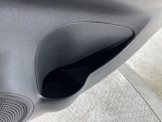 ノート ｅ－パワー　メダリスト　エマージェンシーブレーキ　純正７型ナビ　アラウンドビューモニター　インテリジェントルームミラー　ＥＴＣ　前後ドライブレコーダー　ハーフレザーシート　ソナー　レーダークルーズコントロール　革巻きハンドル（27枚目）