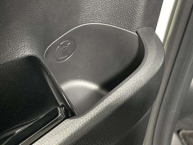 ヴェゼル ｅ：ＨＥＶ　Ｚ　ホンダコネクト９型ディスプレイ　ナビ　Ｂカメラ　ホンダセンシング　ＢＳＩ　ＡＣＬ　ＰＢＤ　ＬＥＤヘッドランプ　パドルシフト　ステアリングＨ　半革シート　前シートヒーター　前後ＵＳＢ　ワイヤレス充電（41枚目）