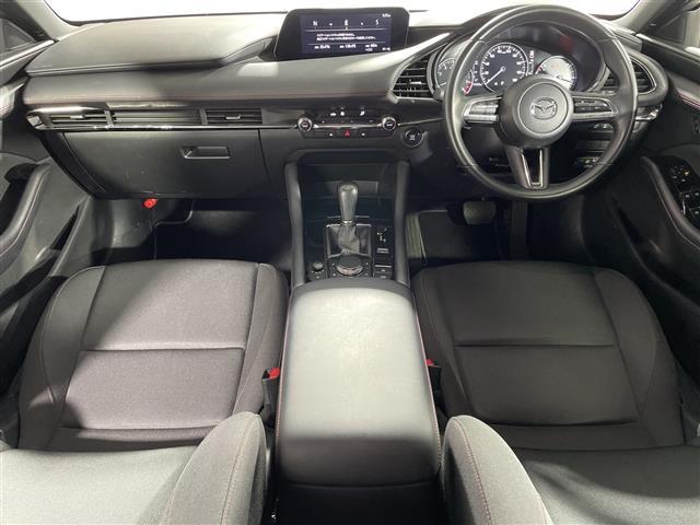 ＭＡＺＤＡ３ファストバック ２０Ｓ　ブラックトーンエディション　マツダコネクト　ｉ－ＡＣＴＩＶＳＥＮＳＥ　Ｂカメラ　ＢＳＭ　アドバンスドＳＣＢＳ　ＳＢＳ　ＨＢＣ　誤発進抑制　ＡＬＨ　ＤＲＬ　ＬＤＷＳ　ＬＡＳ　ＭＲＣＣ　ＤＭ　ＤＡＡ　革巻きステアリング　パドルシフト（2枚目）