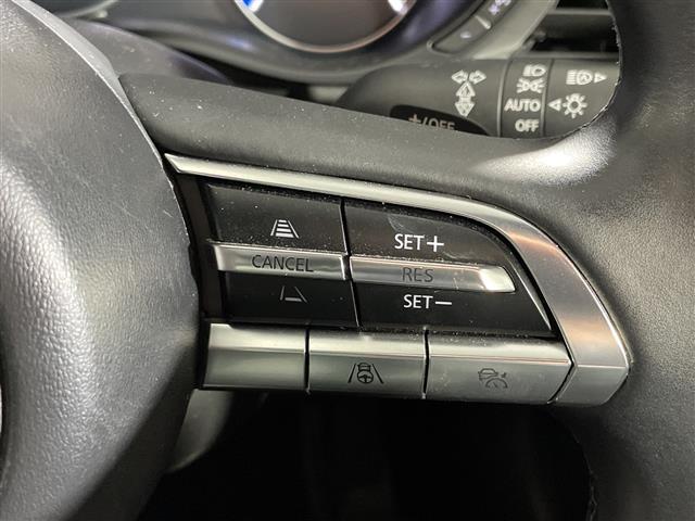 ＭＡＺＤＡ３ファストバック ２０Ｓ　ブラックトーンエディション　マツダコネクト　ｉ－ＡＣＴＩＶＳＥＮＳＥ　Ｂカメラ　ＢＳＭ　アドバンスドＳＣＢＳ　ＳＢＳ　ＨＢＣ　誤発進抑制　ＡＬＨ　ＤＲＬ　ＬＤＷＳ　ＬＡＳ　ＭＲＣＣ　ＤＭ　ＤＡＡ　革巻きステアリング　パドルシフト（5枚目）