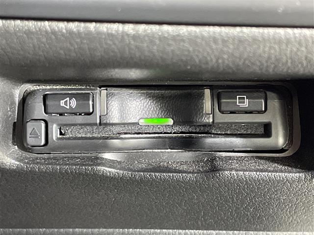 ＭＡＺＤＡ３ファストバック ２０Ｓ　ブラックトーンエディション　マツダコネクト　ｉ－ＡＣＴＩＶＳＥＮＳＥ　Ｂカメラ　ＢＳＭ　アドバンスドＳＣＢＳ　ＳＢＳ　ＨＢＣ　誤発進抑制　ＡＬＨ　ＤＲＬ　ＬＤＷＳ　ＬＡＳ　ＭＲＣＣ　ＤＭ　ＤＡＡ　革巻きステアリング　パドルシフト（9枚目）