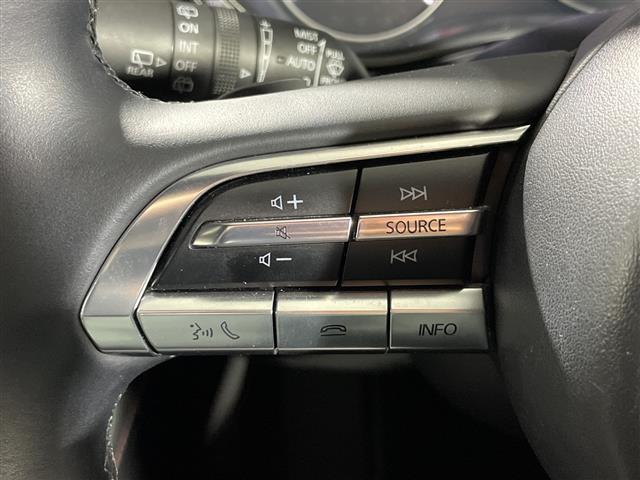 ＭＡＺＤＡ３ファストバック ２０Ｓ　ブラックトーンエディション　マツダコネクト　ｉ－ＡＣＴＩＶＳＥＮＳＥ　Ｂカメラ　ＢＳＭ　アドバンスドＳＣＢＳ　ＳＢＳ　ＨＢＣ　誤発進抑制　ＡＬＨ　ＤＲＬ　ＬＤＷＳ　ＬＡＳ　ＭＲＣＣ　ＤＭ　ＤＡＡ　革巻きステアリング　パドルシフト（13枚目）