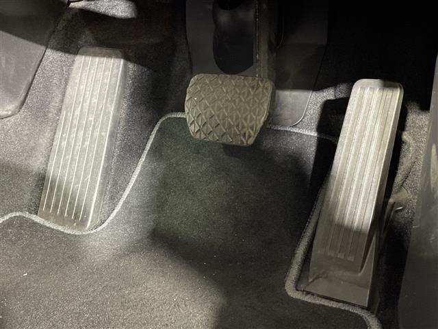 ＭＡＺＤＡ３ファストバック ２０Ｓ　ブラックトーンエディション　マツダコネクト　ｉ－ＡＣＴＩＶＳＥＮＳＥ　Ｂカメラ　ＢＳＭ　アドバンスドＳＣＢＳ　ＳＢＳ　ＨＢＣ　誤発進抑制　ＡＬＨ　ＤＲＬ　ＬＤＷＳ　ＬＡＳ　ＭＲＣＣ　ＤＭ　ＤＡＡ　革巻きステアリング　パドルシフト（18枚目）