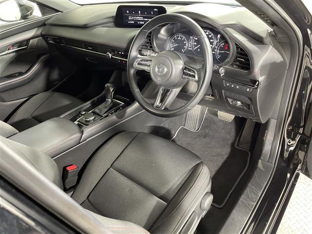 ＭＡＺＤＡ３ファストバック ２０Ｓ　ブラックトーンエディション　マツダコネクト　ｉ－ＡＣＴＩＶＳＥＮＳＥ　Ｂカメラ　ＢＳＭ　アドバンスドＳＣＢＳ　ＳＢＳ　ＨＢＣ　誤発進抑制　ＡＬＨ　ＤＲＬ　ＬＤＷＳ　ＬＡＳ　ＭＲＣＣ　ＤＭ　ＤＡＡ　革巻きステアリング　パドルシフト（23枚目）