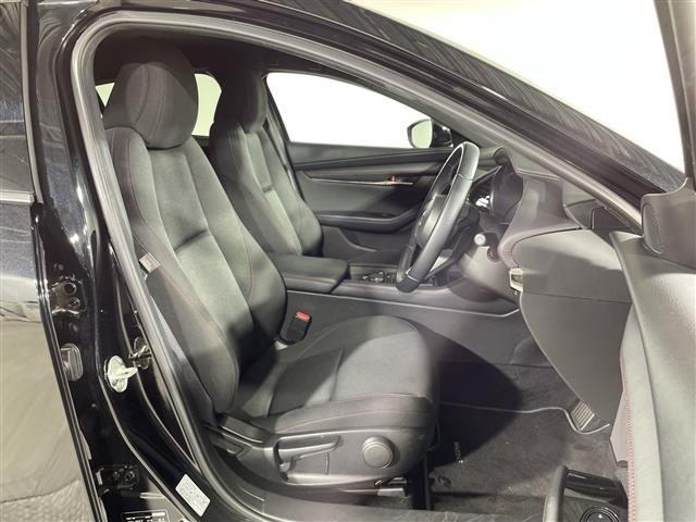 ＭＡＺＤＡ３ファストバック ２０Ｓ　ブラックトーンエディション　マツダコネクト　ｉ－ＡＣＴＩＶＳＥＮＳＥ　Ｂカメラ　ＢＳＭ　アドバンスドＳＣＢＳ　ＳＢＳ　ＨＢＣ　誤発進抑制　ＡＬＨ　ＤＲＬ　ＬＤＷＳ　ＬＡＳ　ＭＲＣＣ　ＤＭ　ＤＡＡ　革巻きステアリング　パドルシフト（24枚目）