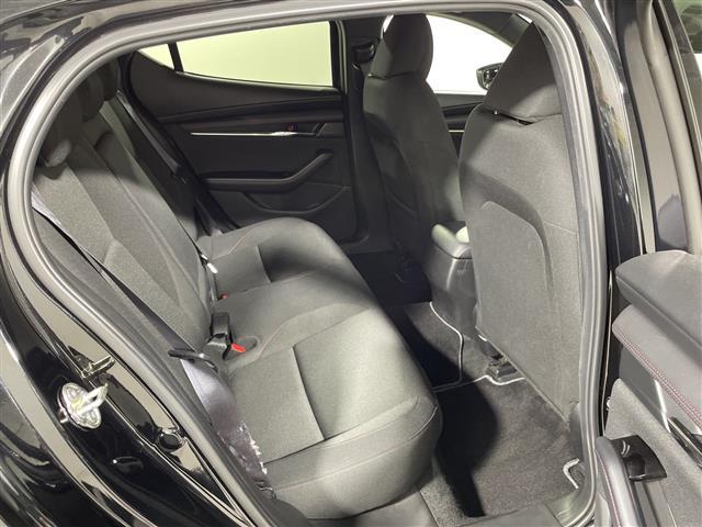ＭＡＺＤＡ３ファストバック ２０Ｓ　ブラックトーンエディション　マツダコネクト　ｉ－ＡＣＴＩＶＳＥＮＳＥ　Ｂカメラ　ＢＳＭ　アドバンスドＳＣＢＳ　ＳＢＳ　ＨＢＣ　誤発進抑制　ＡＬＨ　ＤＲＬ　ＬＤＷＳ　ＬＡＳ　ＭＲＣＣ　ＤＭ　ＤＡＡ　革巻きステアリング　パドルシフト（26枚目）