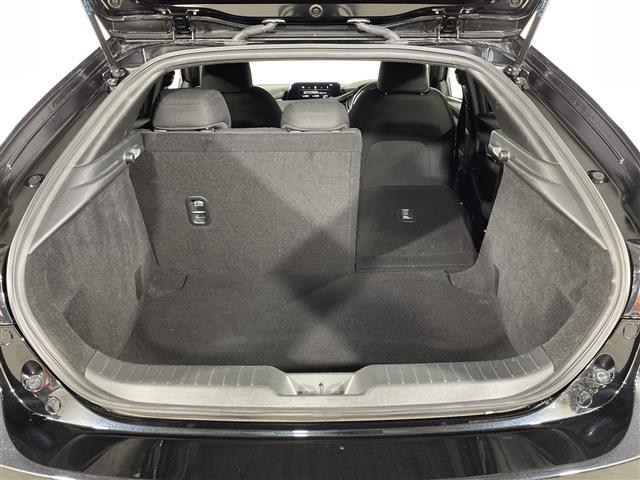 ＭＡＺＤＡ３ファストバック ２０Ｓ　ブラックトーンエディション　マツダコネクト　ｉ－ＡＣＴＩＶＳＥＮＳＥ　Ｂカメラ　ＢＳＭ　アドバンスドＳＣＢＳ　ＳＢＳ　ＨＢＣ　誤発進抑制　ＡＬＨ　ＤＲＬ　ＬＤＷＳ　ＬＡＳ　ＭＲＣＣ　ＤＭ　ＤＡＡ　革巻きステアリング　パドルシフト（28枚目）
