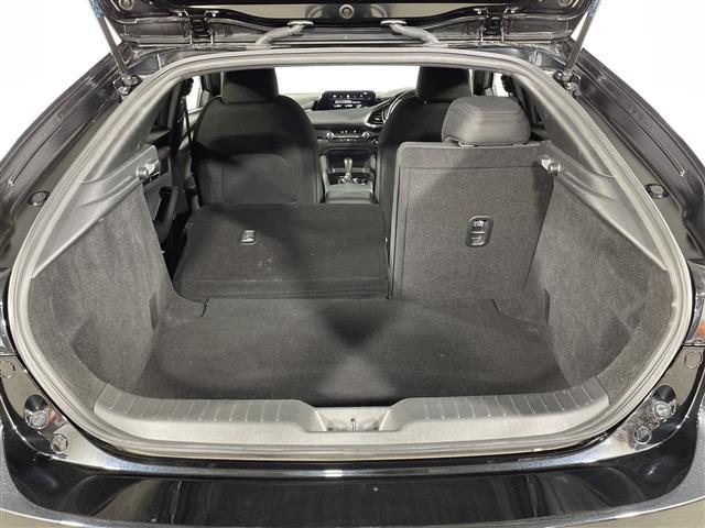 ＭＡＺＤＡ３ファストバック ２０Ｓ　ブラックトーンエディション　マツダコネクト　ｉ－ＡＣＴＩＶＳＥＮＳＥ　Ｂカメラ　ＢＳＭ　アドバンスドＳＣＢＳ　ＳＢＳ　ＨＢＣ　誤発進抑制　ＡＬＨ　ＤＲＬ　ＬＤＷＳ　ＬＡＳ　ＭＲＣＣ　ＤＭ　ＤＡＡ　革巻きステアリング　パドルシフト（29枚目）