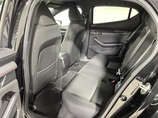 ＭＡＺＤＡ３ファストバック ２０Ｓ　ブラックトーンエディション　マツダコネクト　ｉ－ＡＣＴＩＶＳＥＮＳＥ　Ｂカメラ　ＢＳＭ　アドバンスドＳＣＢＳ　ＳＢＳ　ＨＢＣ　誤発進抑制　ＡＬＨ　ＤＲＬ　ＬＤＷＳ　ＬＡＳ　ＭＲＣＣ　ＤＭ　ＤＡＡ　革巻きステアリング　パドルシフト（47枚目）