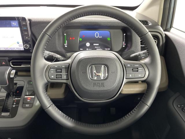 フリード ｅ：ＨＥＶエアー　ＥＸ　登録済未使用車　純正９型ディスプレイオーディオ　ナビ　バックカメラ　フルセグ　両側電動　ホンダセンシング　革巻ステアリング　前席シートヒーター　ＡＨＢ　ＬＥＤヘッドランプ　スマートキー　プッシュＳ（8枚目）