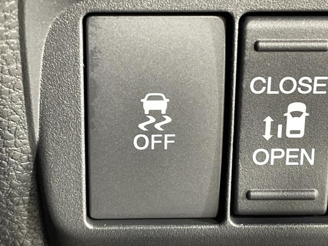 フリード ｅ：ＨＥＶエアー　ＥＸ　登録済未使用車　純正９型ディスプレイオーディオ　ナビ　バックカメラ　フルセグ　両側電動　ホンダセンシング　革巻ステアリング　前席シートヒーター　ＡＨＢ　ＬＥＤヘッドランプ　スマートキー　プッシュＳ（18枚目）