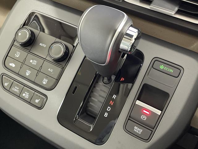 フリード ｅ：ＨＥＶエアー　ＥＸ　登録済未使用車　純正９型ディスプレイオーディオ　ナビ　バックカメラ　フルセグ　両側電動　ホンダセンシング　革巻ステアリング　前席シートヒーター　ＡＨＢ　ＬＥＤヘッドランプ　スマートキー　プッシュＳ（24枚目）