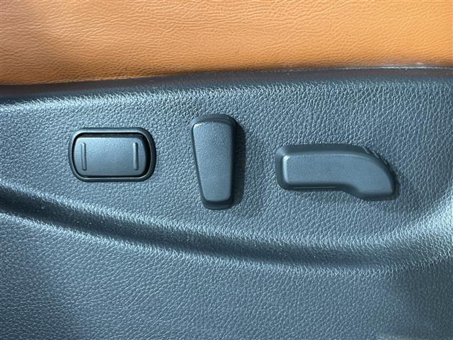 エルグランド ２５０ハイウェイスターＳジェットブラックアバンクロム　純正９型ナビ　純正フリップダウンモニター　専用レザーシート　パワーシート　シートヒーター　両側電動スライドドア　ウッドコンビステアリング　スペアキー　クルーズコントロール　ＬＥＤ　フォグランプ（8枚目）