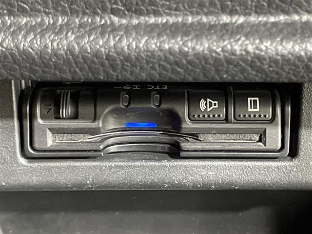 エルグランド ２５０ハイウェイスターＳジェットブラックアバンクロム　純正９型ナビ　純正フリップダウンモニター　専用レザーシート　パワーシート　シートヒーター　両側電動スライドドア　ウッドコンビステアリング　スペアキー　クルーズコントロール　ＬＥＤ　フォグランプ（12枚目）