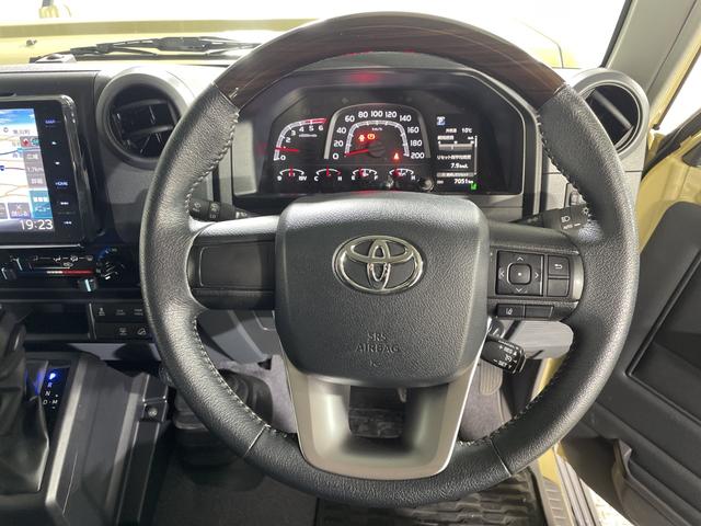 ランドクルーザー７０ ＡＸ　トヨタセーフティセンス　社外９型ナビ　バックカメラ　４ＷＤ　ダウンヒルアシストコントロール　ＥＴＣ　前後ドライブレコーダー　ウッドコンビステアリング　クルーズコントロール　ＬＥＤ　背面タイヤ　フォグ（10枚目）