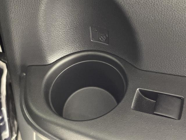 カローラクロス ハイブリッド　Ｚ　純正９型ディスプレイオーディオ　パノラミックビューＭ　セーフティセンス　ＢＳＭ　ＰＫＳＢ　ＰＢＤ　ＬＥＤヘッド＆フォグ＆シーケンシャルターンランプ　ルーフレール　前席シートヒーター　Ｄ席パワーシート（31枚目）