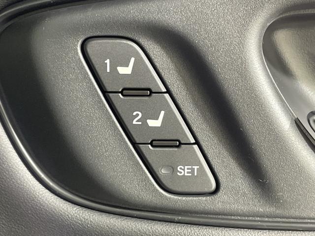 ＺＲ－Ｖ ｅ：ＨＥＶ　Ｚ特別仕様車ブラックスタイル　登録済未使用車　純正ＤＡ　全方位カメラ　置くだけ充電　ＢＯＳＥ　シートヒーター　パワーバックドア　メモリシート　レザーシート　ビルトインＥＴＣ２．０　ＬＥＤ　ＢＳＭ　スペアキー　パドルシフト　ＡＷ（8枚目）