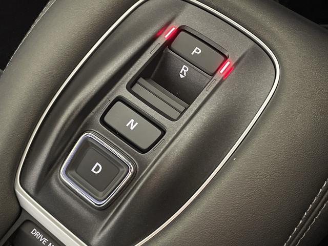 ＺＲ－Ｖ ｅ：ＨＥＶ　Ｚ特別仕様車ブラックスタイル　登録済未使用車　純正ＤＡ　全方位カメラ　置くだけ充電　ＢＯＳＥ　シートヒーター　パワーバックドア　メモリシート　レザーシート　ビルトインＥＴＣ２．０　ＬＥＤ　ＢＳＭ　スペアキー　パドルシフト　ＡＷ（17枚目）